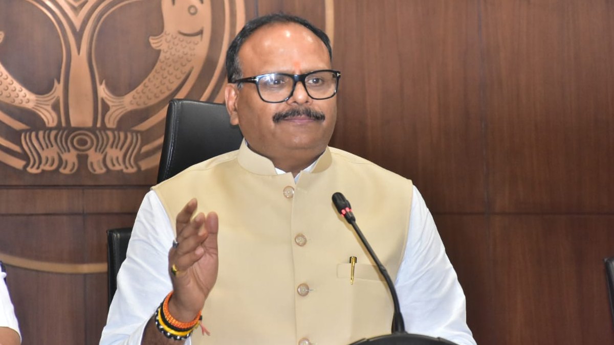 फेसबुक पोस्ट से गरमाई यूपी की सियासत, बृजेश पाठक और संतोष पांडेय में आरोप-प्रत्यारोप